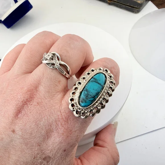 Vintage Southwest Style Silver Tone Ring with Blue Turquoise Glass Stone. - Picture 4 of 6